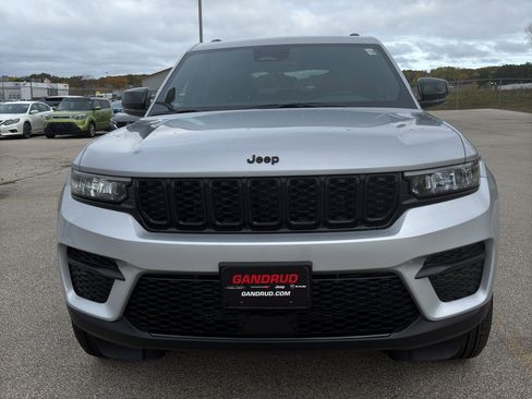 New 2025 Jeep Grand Cherokee Altitude w/ Trailer Tow Package AWD/4WD image 3