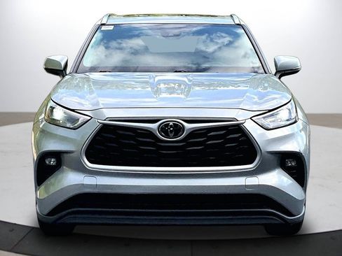 Used 2021 Toyota Highlander XLE FWD image 3