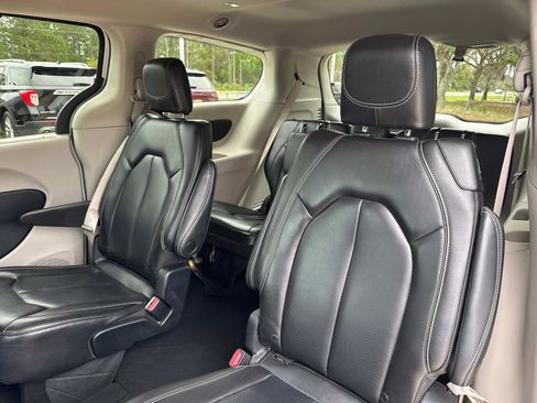 Certified 2023 Chrysler Pacifica Touring-L FWD image 12