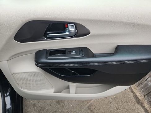 Used 2023 Chrysler Pacifica Touring-L FWD image 36