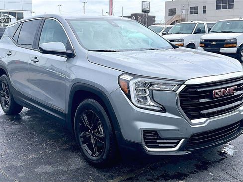 Used 2024 GMC Terrain SLE FWD image 1