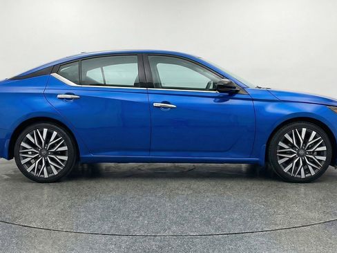 Used 2025 Nissan Altima 2.5 SV FWD image 11