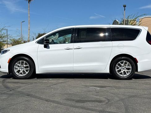 Used 2024 Chrysler Pacifica Touring-L image 14