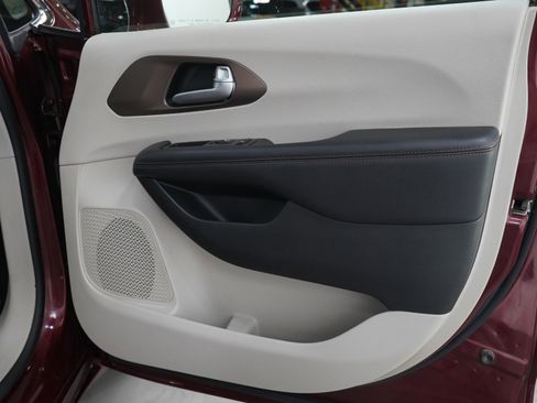 Used 2018 Chrysler Pacifica Touring-L Plus image 9