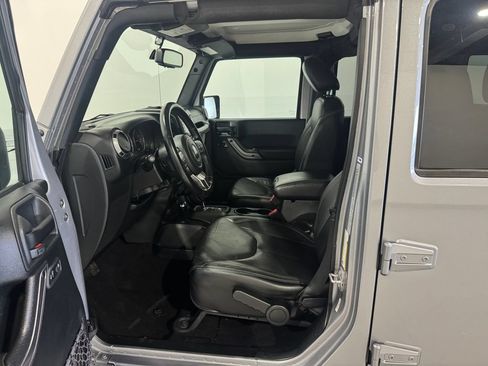 Used 2018 Jeep Wrangler Unlimited Sahara AWD/4WD image 15