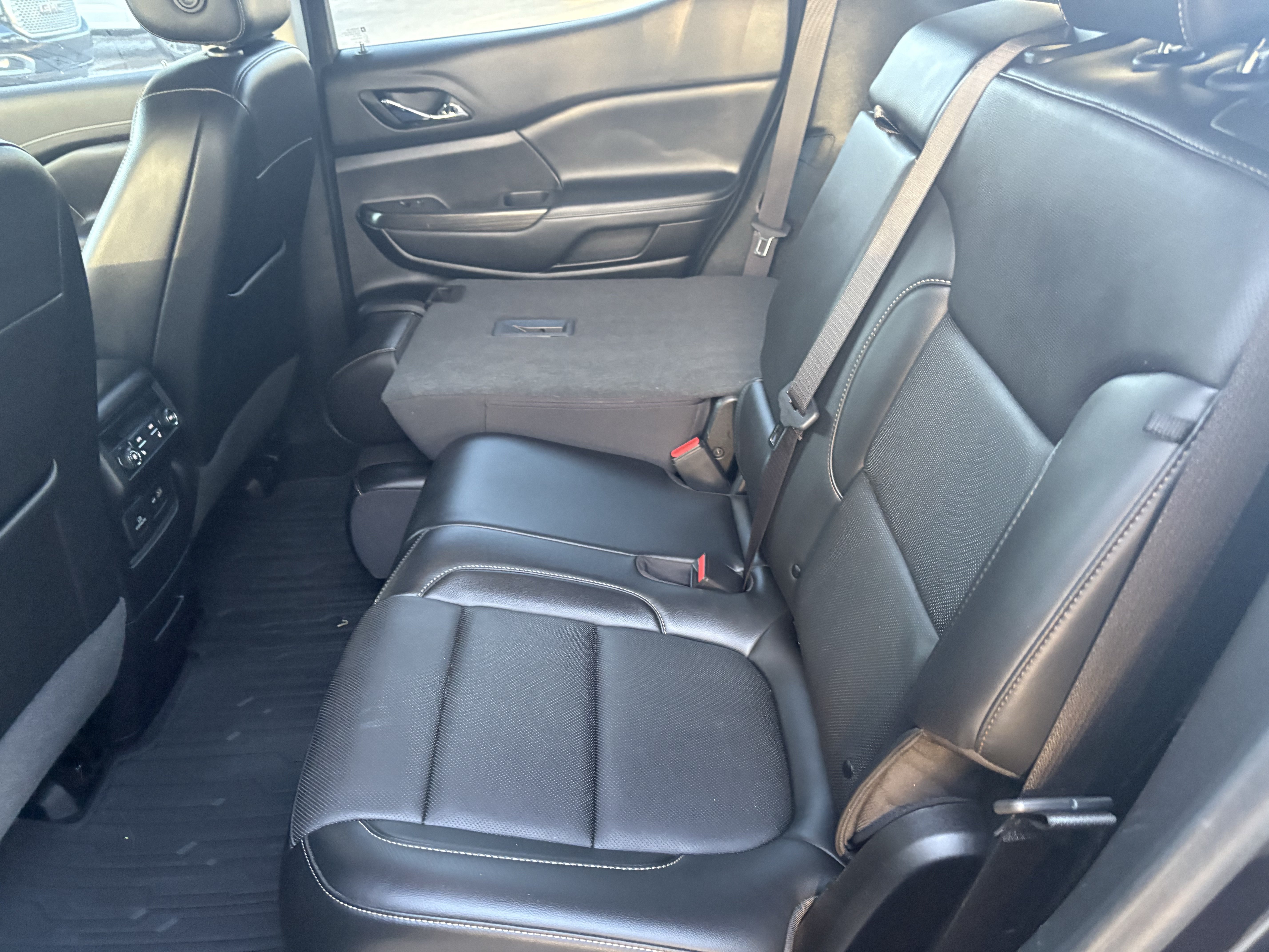 Certified 2021 GMC Acadia SLT w/ Preferred Package FWD image 9