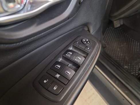 Used 2019 Jeep Cherokee Trailhawk image 11