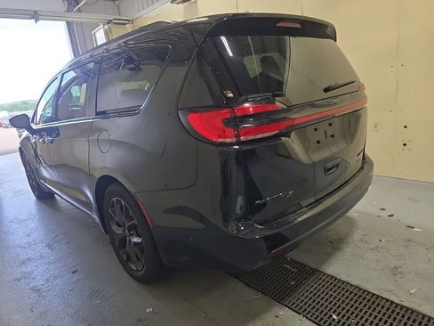 Used 2025 Chrysler Pacifica Limited FWD image 4