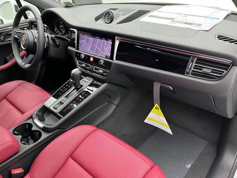 Used 2025 Porsche Macan image 32