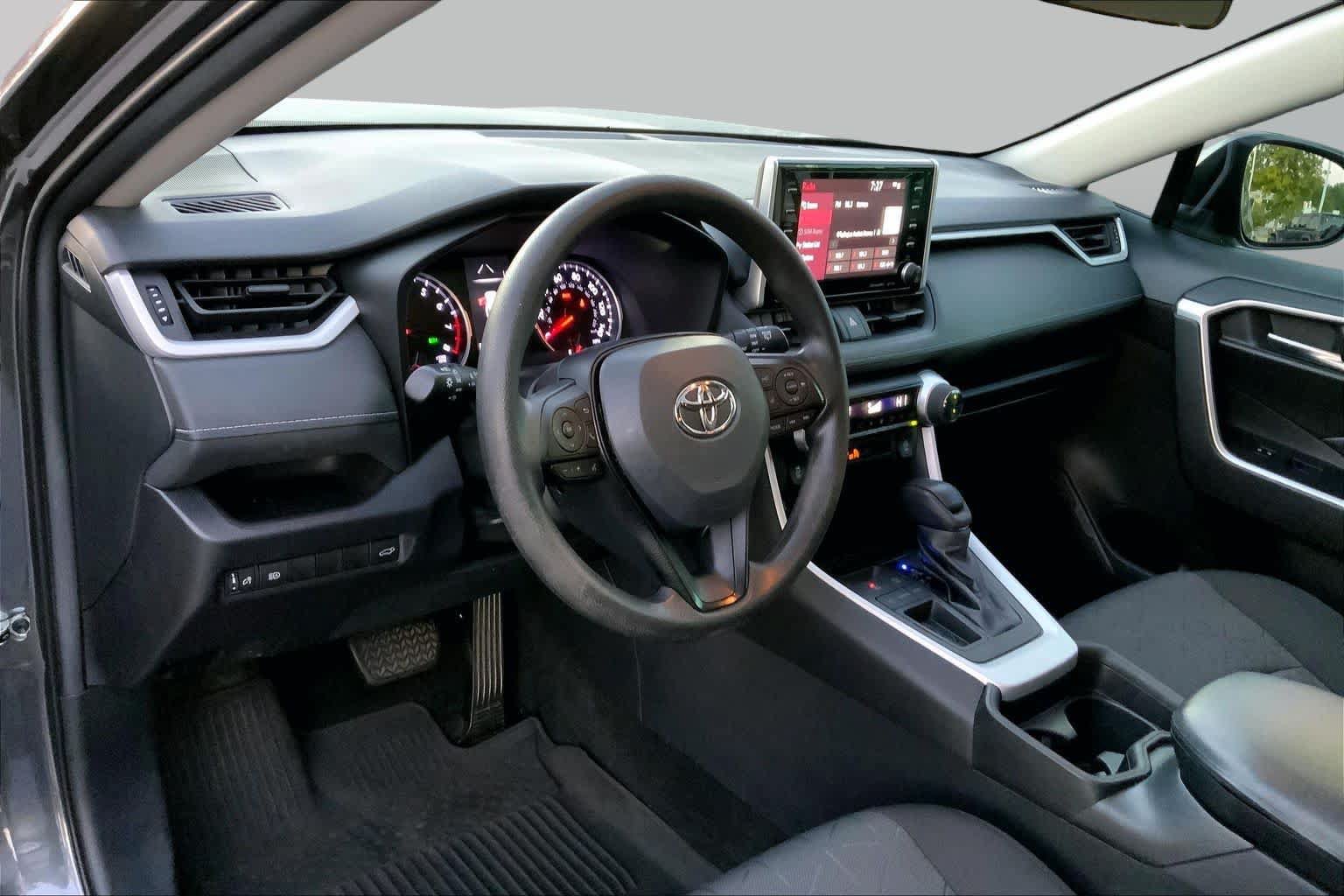 Used 2021 Toyota RAV4 XLE w/ Convenience Package FWD image 15