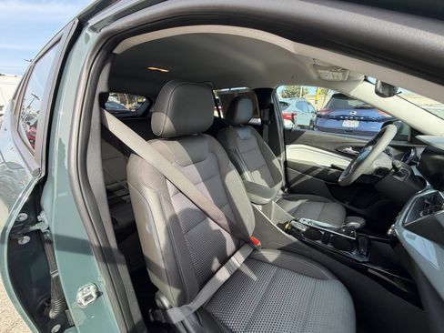 Used 2025 Chevrolet Trax LT FWD image 35
