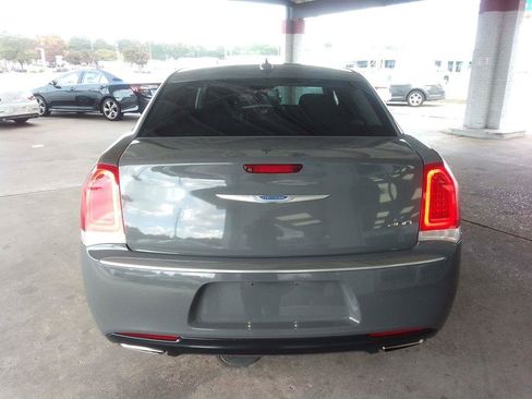 Used 2019 Chrysler 300 Touring w/ Chrome Appearance Package RWD image 6