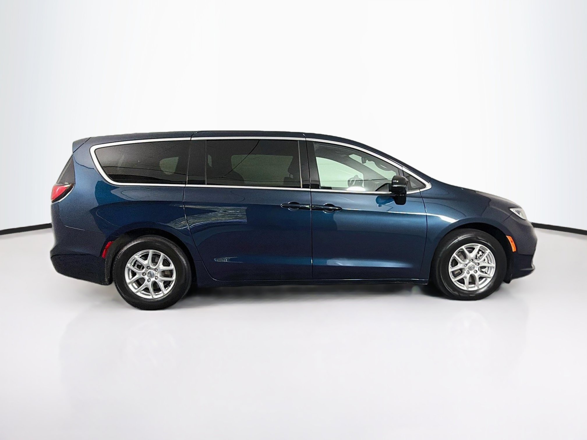 Used 2025 Chrysler Pacifica Select FWD image 10