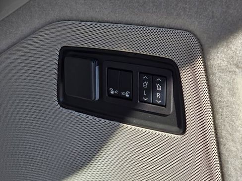 Used 2024 Cadillac Escalade Sport Platinum image 33