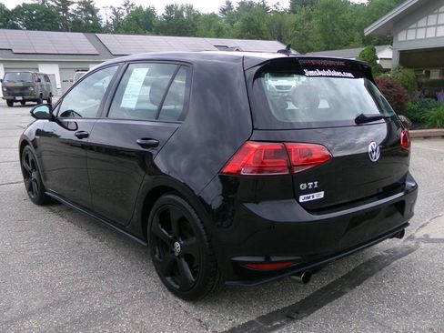 Used 2017 Volkswagen Golf 4-Door FWD image 3