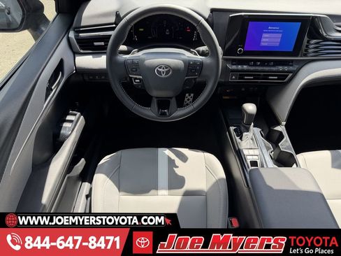 Used 2025 Toyota Camry SE w/ Convenience Package image 14