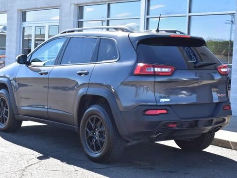 Used 2018 Jeep Cherokee Trailhawk w/ Cold Weather Group AWD/4WD image 7
