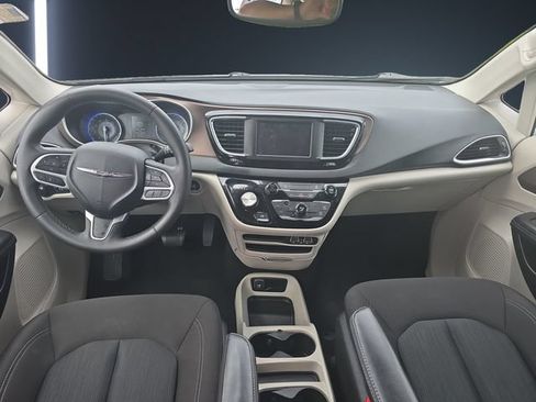 Used 2023 Chrysler Voyager LX FWD image 10