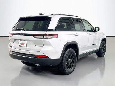 Used 2025 Jeep Grand Cherokee Altitude RWD image 4