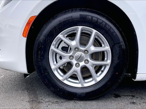 Used 2023 Chrysler Voyager LX image 34