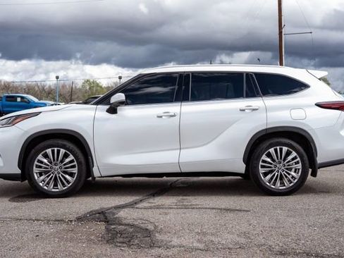 Used 2024 Toyota Highlander Platinum image 8