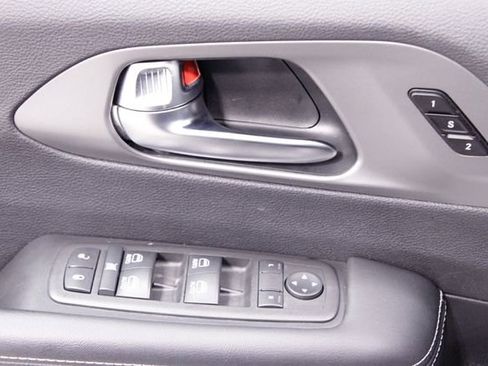 Used 2025 Chrysler Pacifica Select FWD image 25