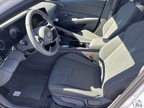 New 2025 Hyundai Elantra SEL image 9
