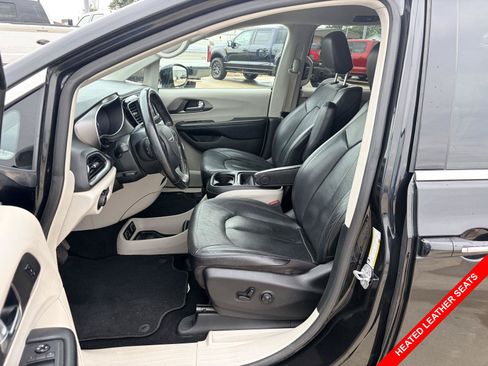 Used 2020 Chrysler Pacifica Touring-L FWD image 3