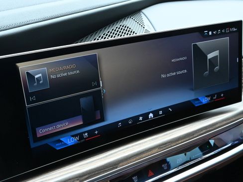 Certified 2023 BMW i7 xDrive60 AWD/4WD image 18