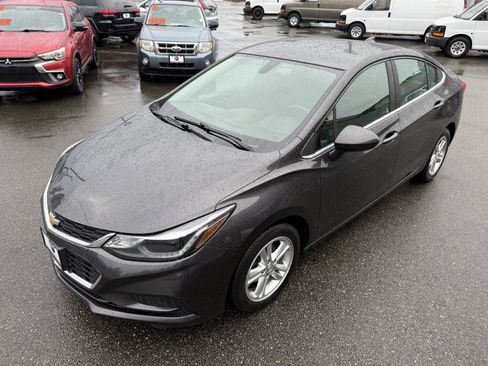 Used 2017 Chevrolet Cruze LT image 2
