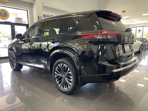 Used 2025 Nissan Rogue Platinum w/ Tech Package FWD image 3