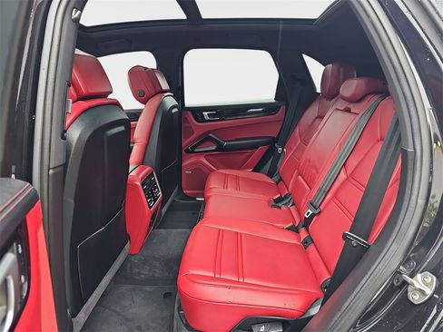 Used 2022 Porsche Cayenne image 20