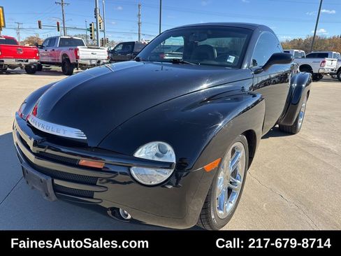 Used 2005 Chevrolet SSR w/ Preferred Equipment Group image 2