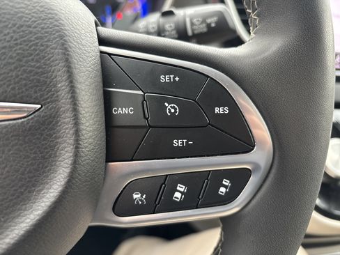 Used 2024 Chrysler Pacifica Touring-L image 21