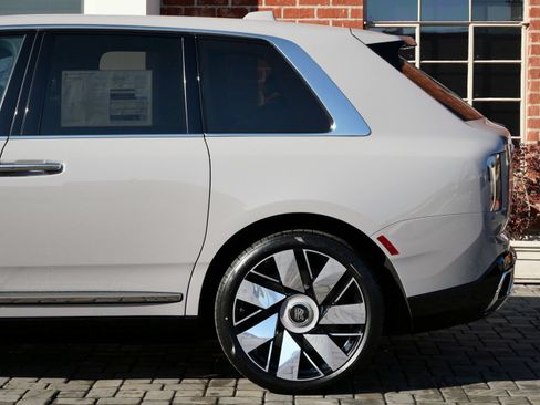 Certified 2025 Rolls-Royce Cullinan AWD/4WD image 21