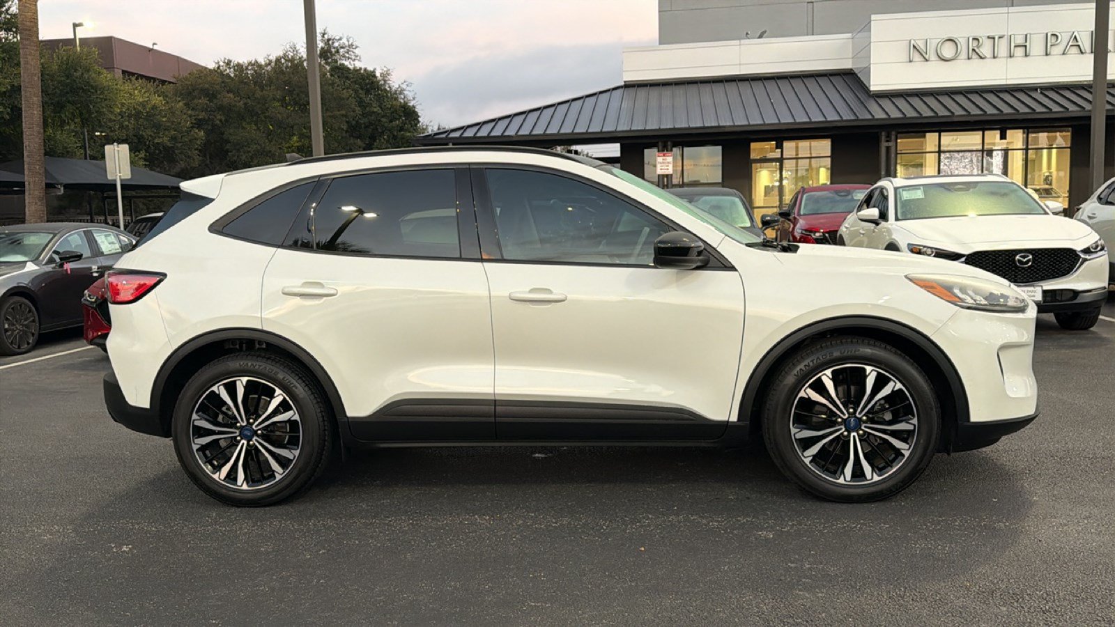 Used 2021 Ford Escape SE w/ SE Sport Appearance Package FWD image 3