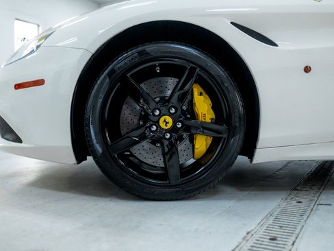 Used 2016 Ferrari California T image 36