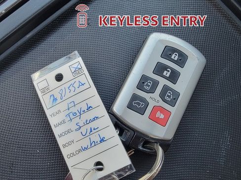 Used 2017 Toyota Sienna XLE Premium AWD/4WD image 38