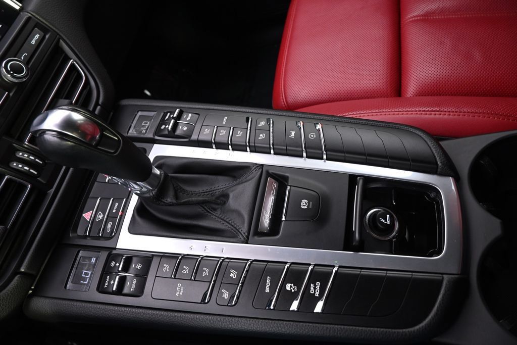 Used 2021 Porsche Macan AWD/4WD image 33