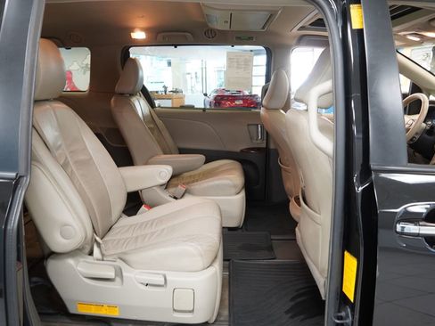 Used 2014 Toyota Sienna XLE w/ Entertainment Package image 28