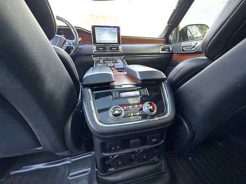 Used 2019 Lincoln Navigator Reserve image 19
