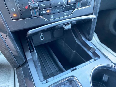 Used 2018 Ford Explorer XLT w/ Equipment Group 202A AWD/4WD image 17