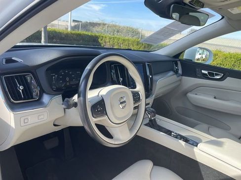 Used 2019 Volvo XC60 T5 Momentum w/ Premium Package image 10