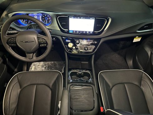 New 2026 Chrysler Pacifica Limited w/ S Appearance Package image 12