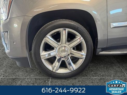 Used 2018 Cadillac Escalade Luxury AWD/4WD image 24