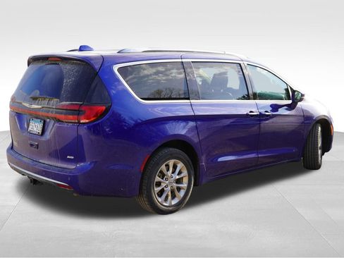 Used 2021 Chrysler Pacifica Touring-L w/ Uconnect Theater Family Group AWD/4WD image 3