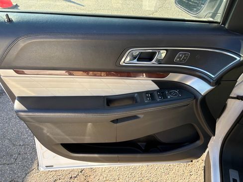 Used 2018 Ford Explorer Platinum image 11