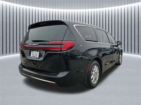 Used 2024 Chrysler Pacifica Touring-L image 3