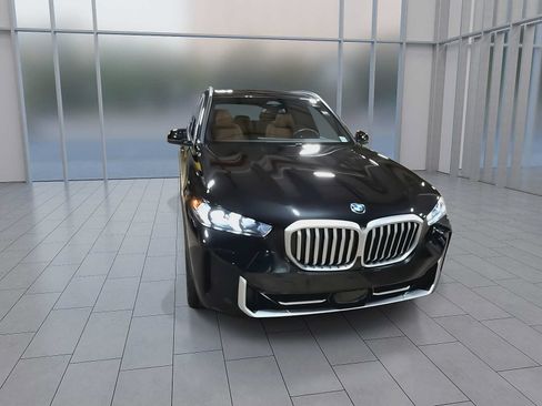 Used 2024 BMW X5 xDrive40i AWD/4WD image 3
