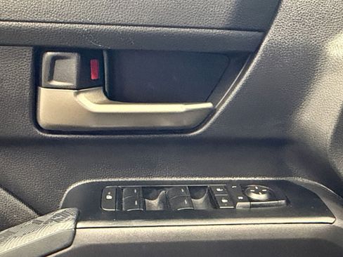 Used 2025 Toyota Tacoma SR image 18